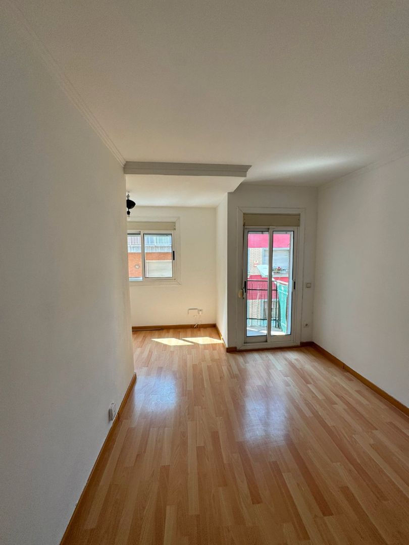Bedroom of Flat for sale in L'Hospitalet de Llobregat  with Parquet flooring, Oven and Balcony