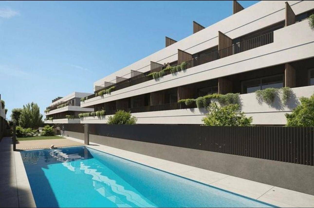 Vista exterior de Estudio de alquiler en San Sebastián de los Reyes con Terraza y Piscina comunitaria