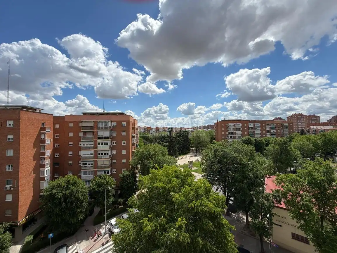 Vista exterior de Piso en venta en Madrid con Calefacción, Terraza y Balcón