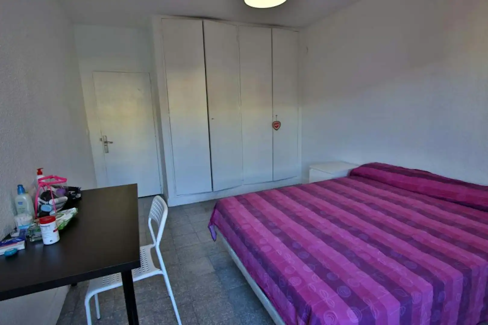 Bedroom of Flat for share in  Valencia Capital  with Heating, Washing machine and TV