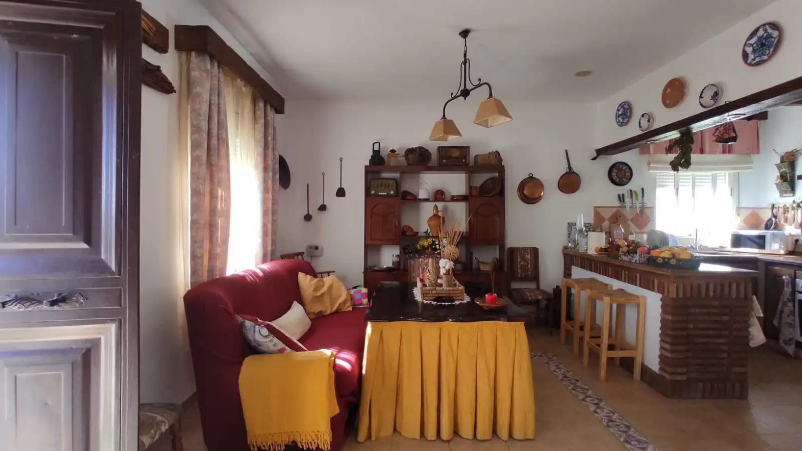 Sala d'estar de Finca rústica en venda en El Carpio amb Traster, Piscina i Moblat