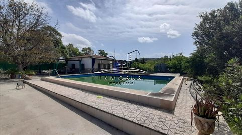 Chalet en zona la Torca. Cuenta con una parcela de 4500 m2. y dispone de una vivienda en una planta con porche, salóncomedor, coci