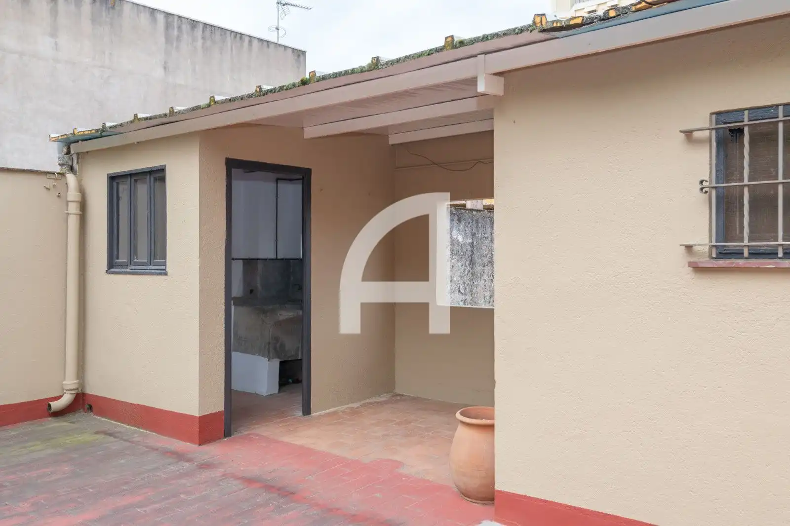 Außenansicht von Einfamilien-Reihenhaus zum Verkauf in La Bisbal d'Empordà mit Terrasse