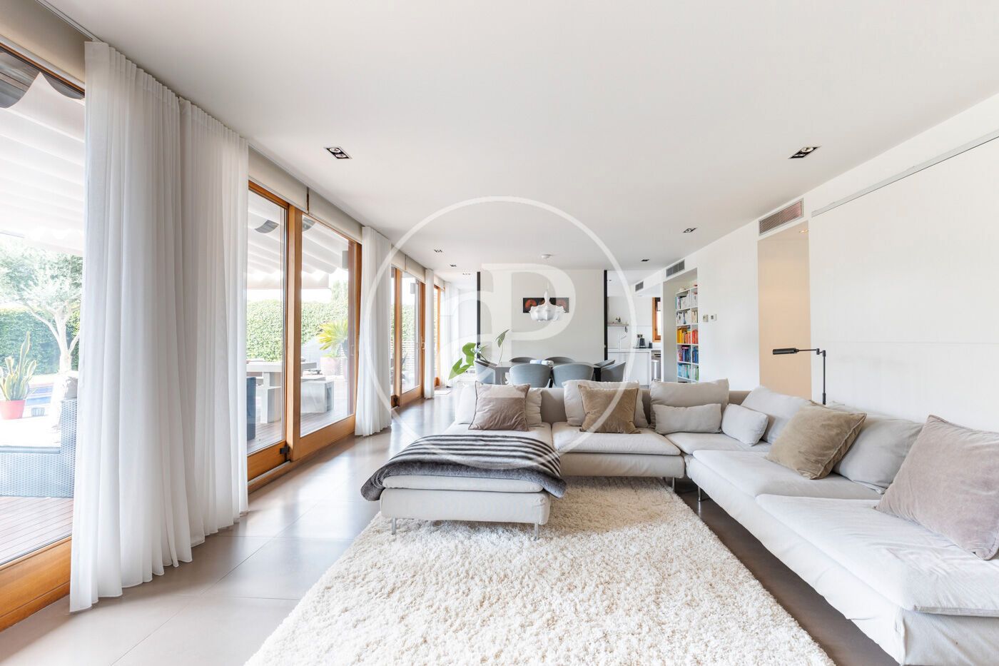 Sala d'estar de Casa o xalet en venda en Sant Cugat del Vallès amb Aire condicionat, Calefacció i Jardí privat