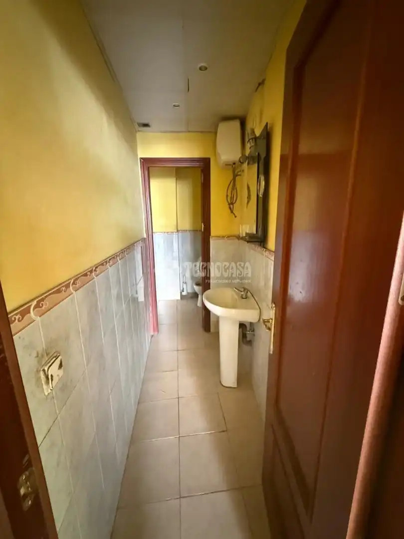 Badezimmer von Geschaftsraum zur Miete in Pueblo