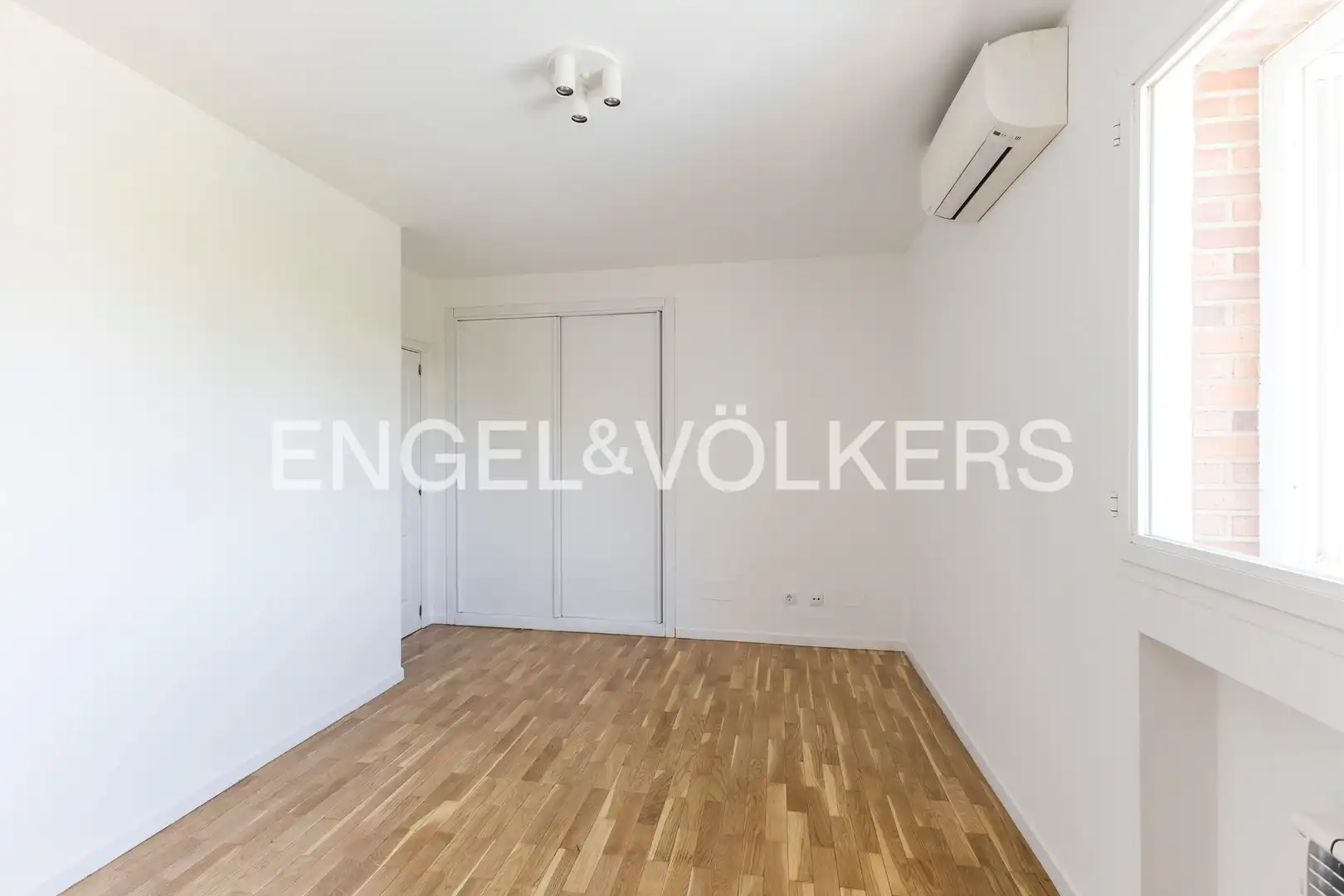 Habitación de Casa o chalet de alquiler en Madrid con Calefacción, Jardín privado y Terraza