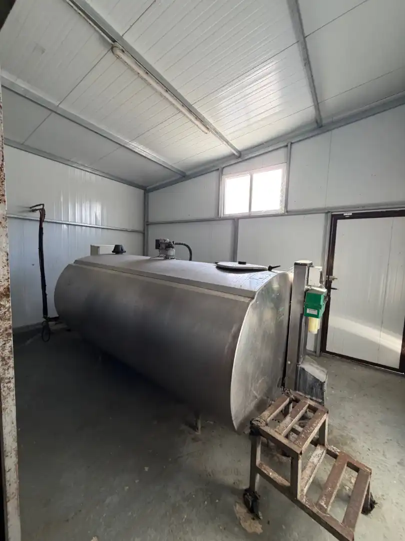 Vista exterior de Nau industrial en venda en Hornillos de Eresma amb Calefacció