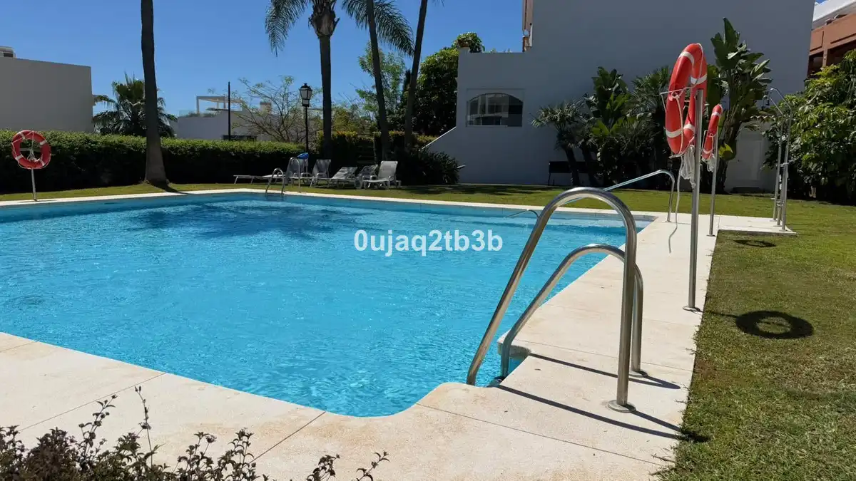 Piscina de Casa adosada de alquiler en Estepona con Aire acondicionado, Jardín privado y Terraza
