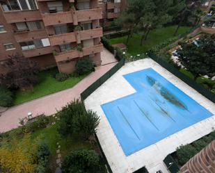 Swimming pool of Flat for sale in  Madrid Capital  with Heating, Parquet flooring and Community pool