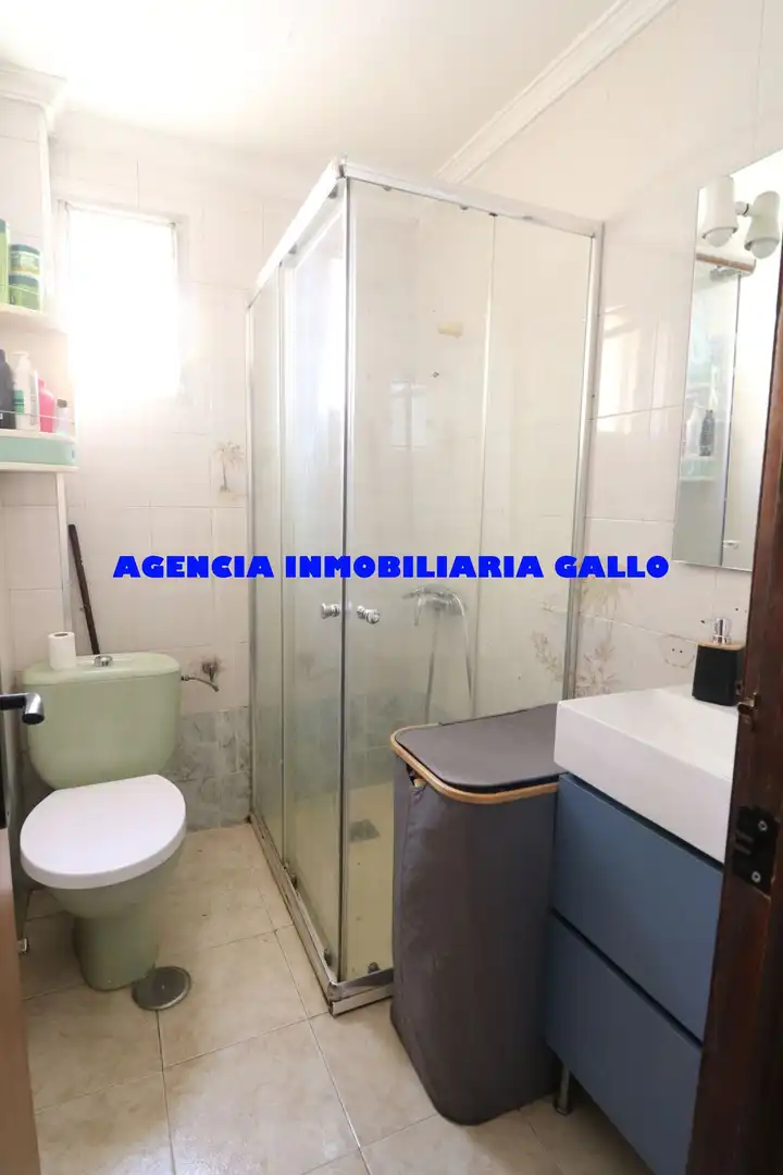 Bathroom of Flat for sale in Sevilla  with Air Conditioner and Storage room