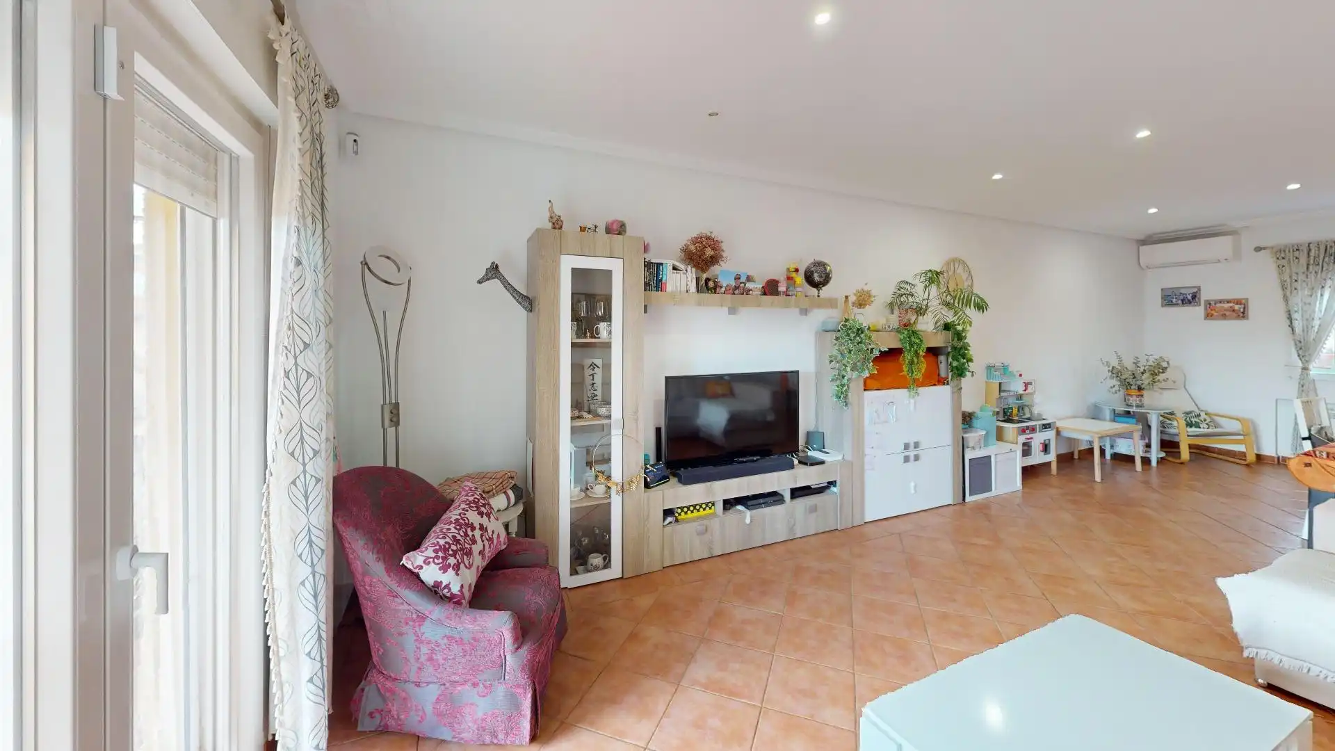 Sala de estar de Casa o chalet en venta en El Molar (Madrid) con Aire acondicionado, Calefacción y Jardín privado