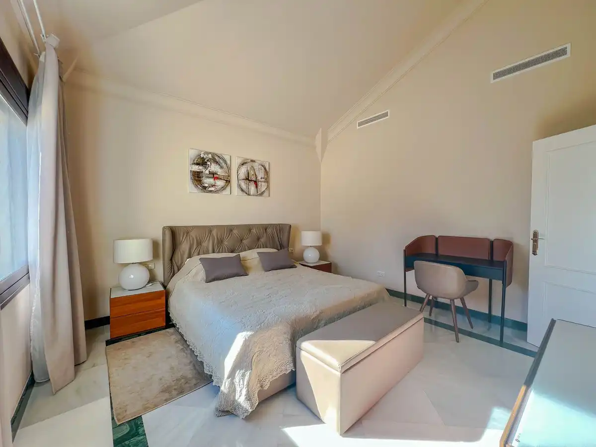 Habitación de Casa adosada en venta en Benahavís con Aire acondicionado y Terraza