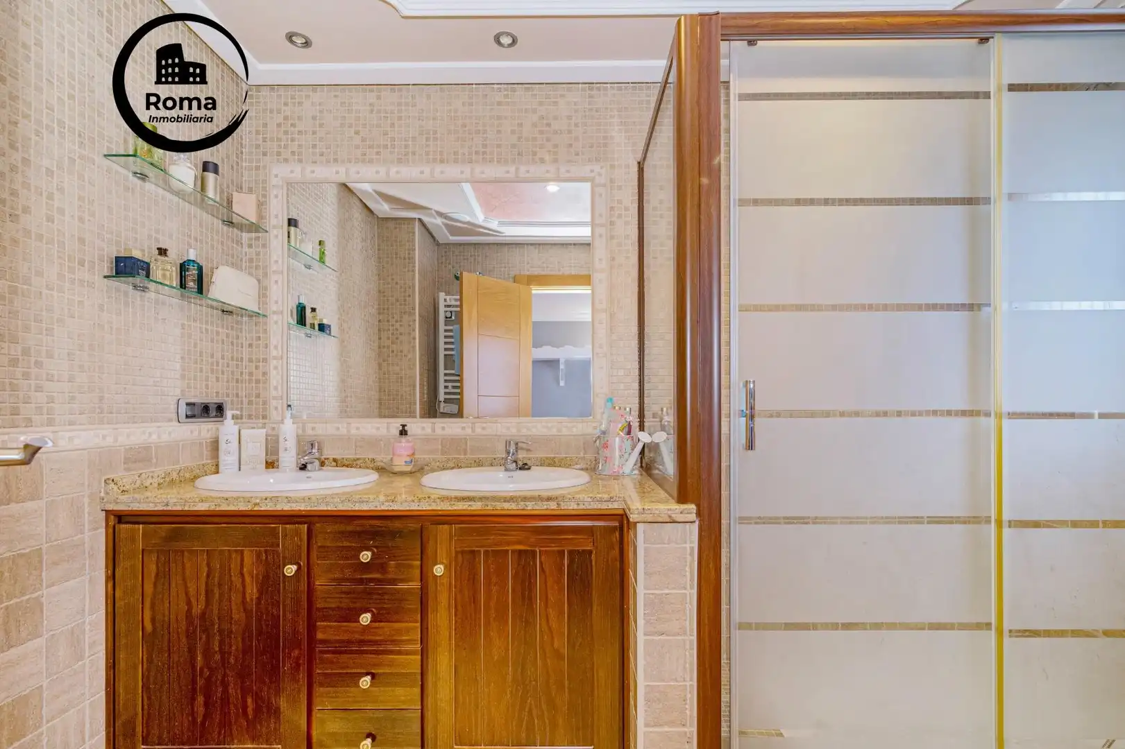 Baño de Casa adosada en venta en La Zubia con Aire acondicionado, Calefacción y Piscina