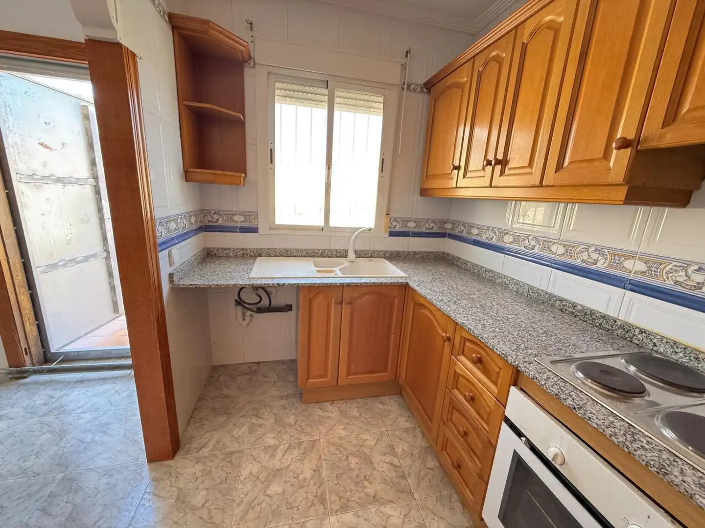 Cuina de Casa o xalet en venda en San Miguel de Salinas amb Jardí privat i Piscina comunitària