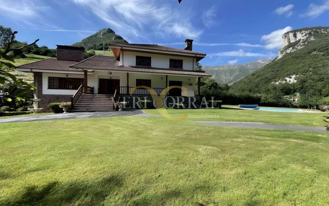 Vista exterior de Casa o xalet en venda en Cabrales amb Calefacció, Jardí privat i Terrassa