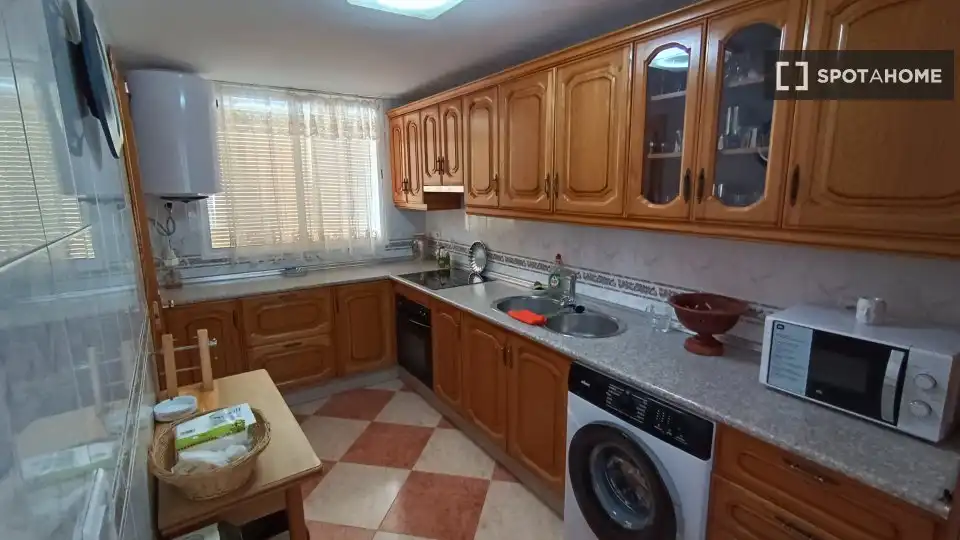 Cuina de Apartament per a compartir en Fuente Vaqueros amb Aire condicionat, Terrassa i Moblat