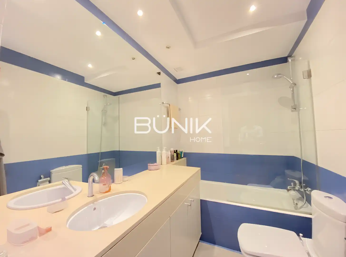 Baño de Piso de alquiler en Barcelona con Parquet, Terraza y Trastero