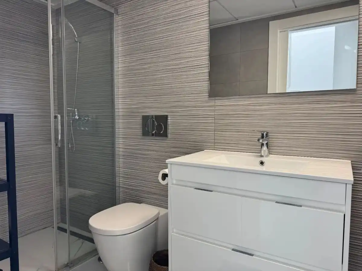 Baño de Casa adosada en venta en Torrevieja con Aire acondicionado, Jardín privado y Amueblado