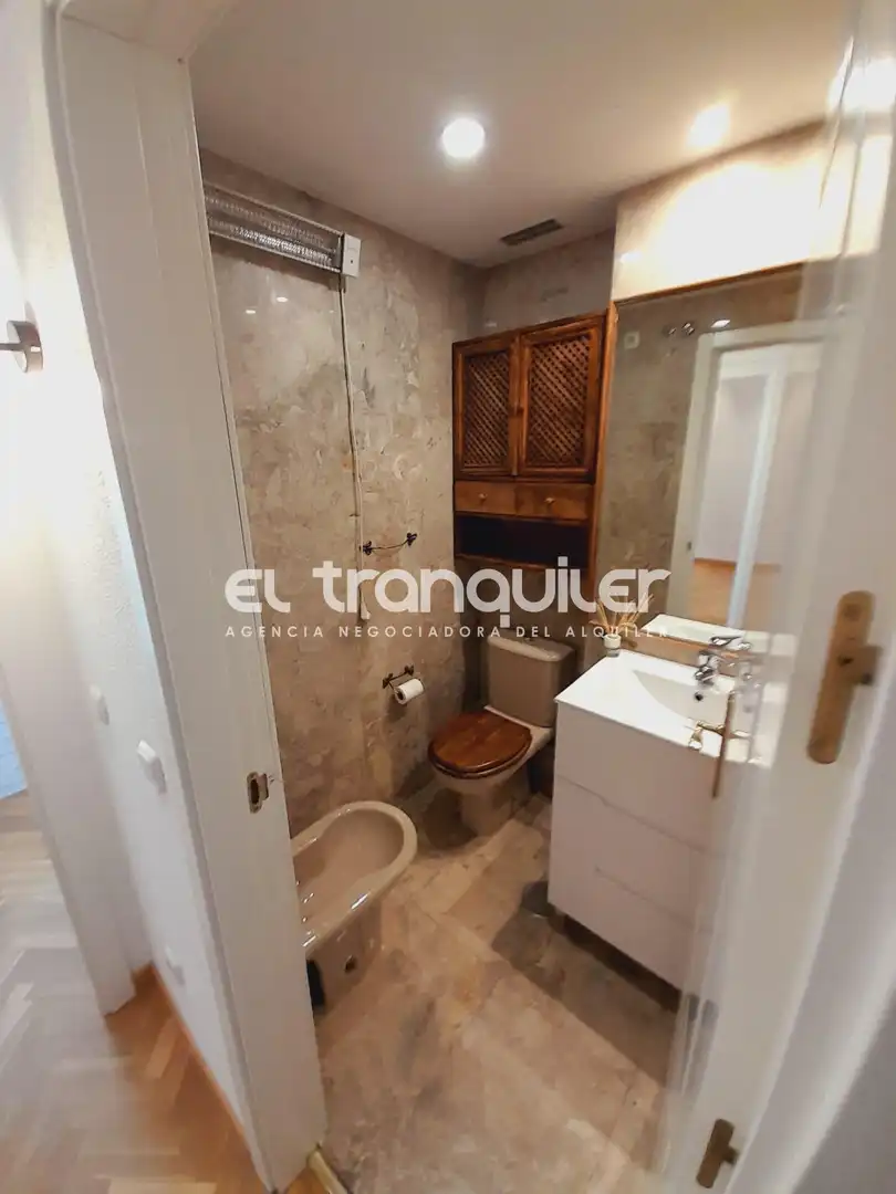 Badezimmer von Wohnung zum Verkauf in Madrid mit Klimaanlage, Parkett und Schwimmbad