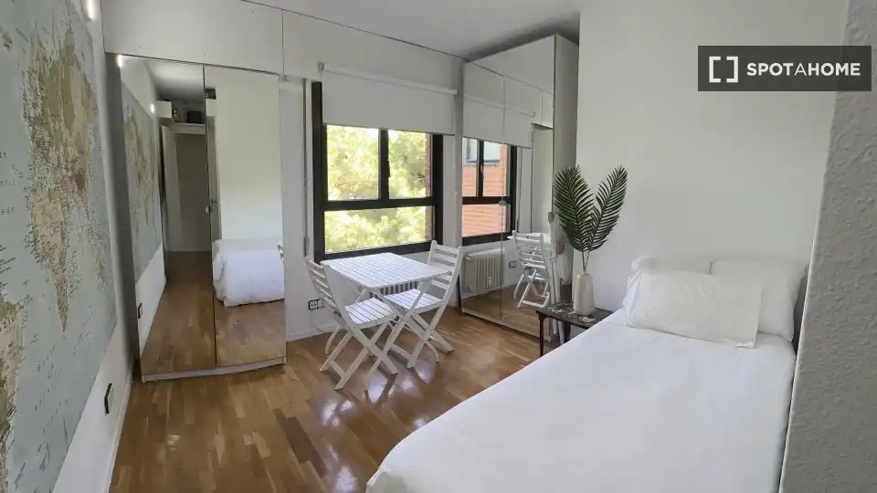 Bedroom of Flat for rent in Madrid  with Air Conditioner, Heating and Furnished
