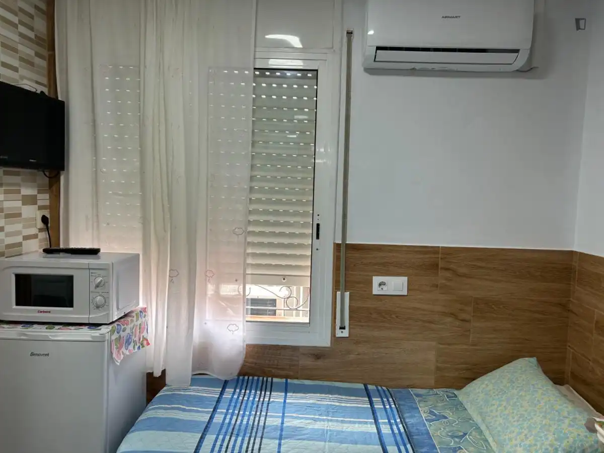 Habitación de Estudio de alquiler en L'Hospitalet de Llobregat con Aire acondicionado, Calefacción y Amueblado