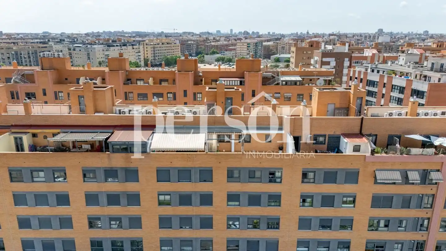 Vista exterior de Ático en venta en Valencia con Aire acondicionado, Terraza y Trastero