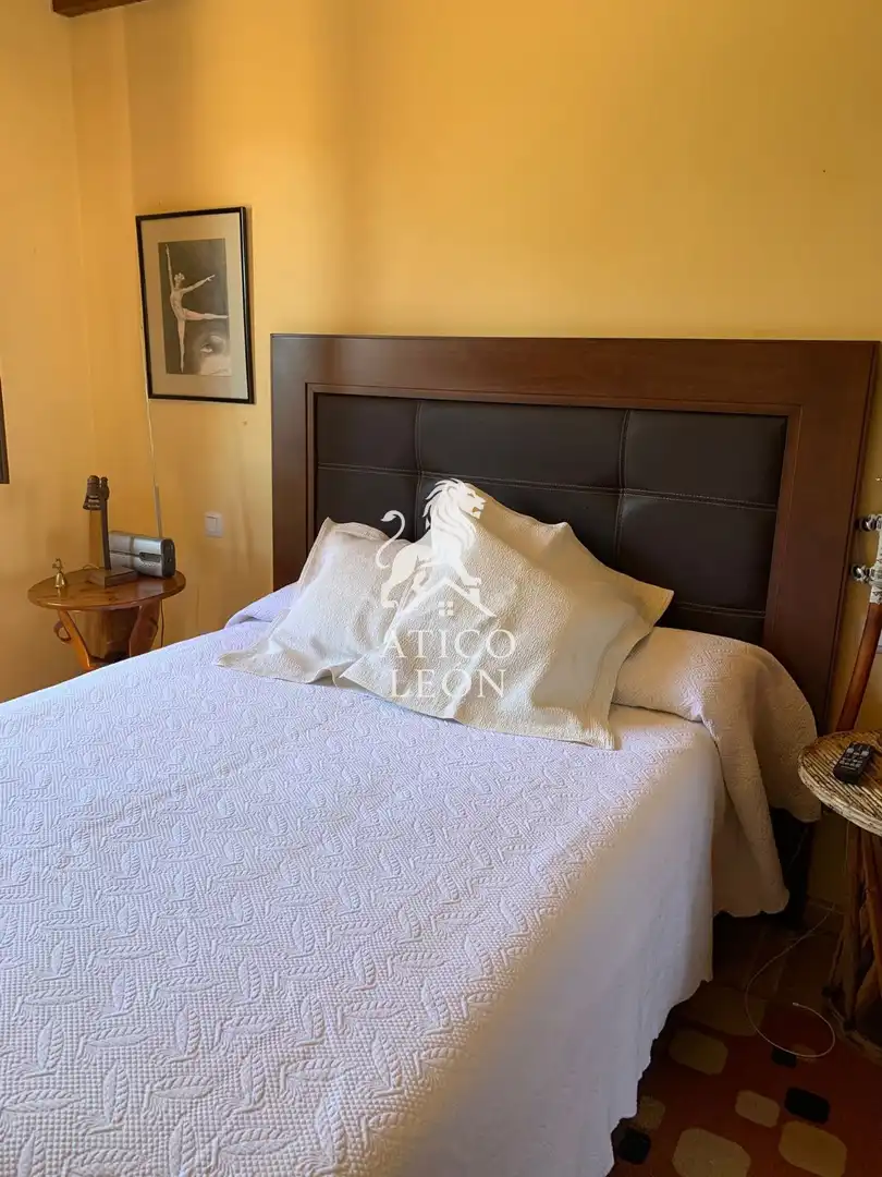 Schlafzimmer von Einfamilien-Reihenhaus zum Verkauf in Valverde de la Virgen mit Heizung, Privatgarten und Abstellraum