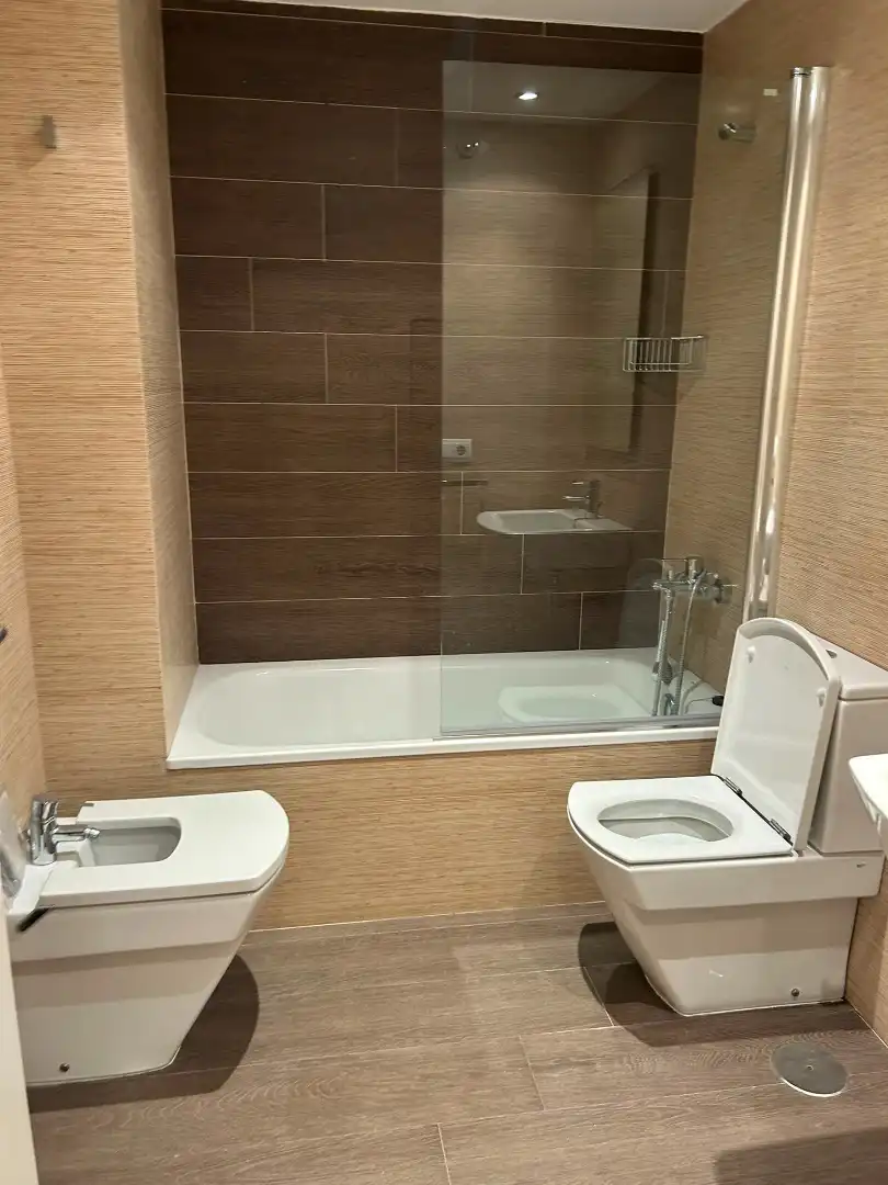 Bathroom of Flat for rent in Santiago de Compostela   with Furnished