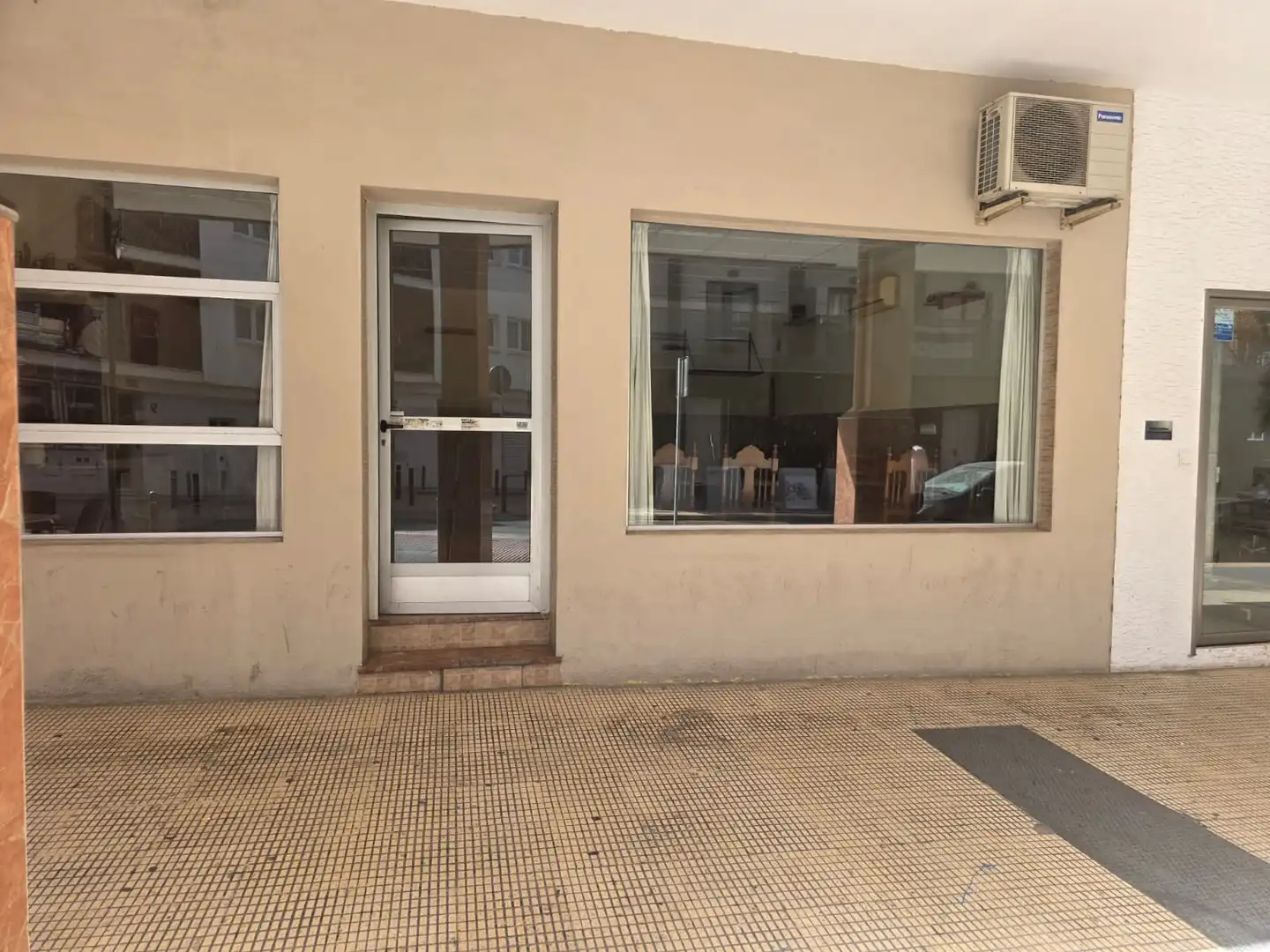 Local comercial en venta en Calle de los Tulipanes, imagen 2