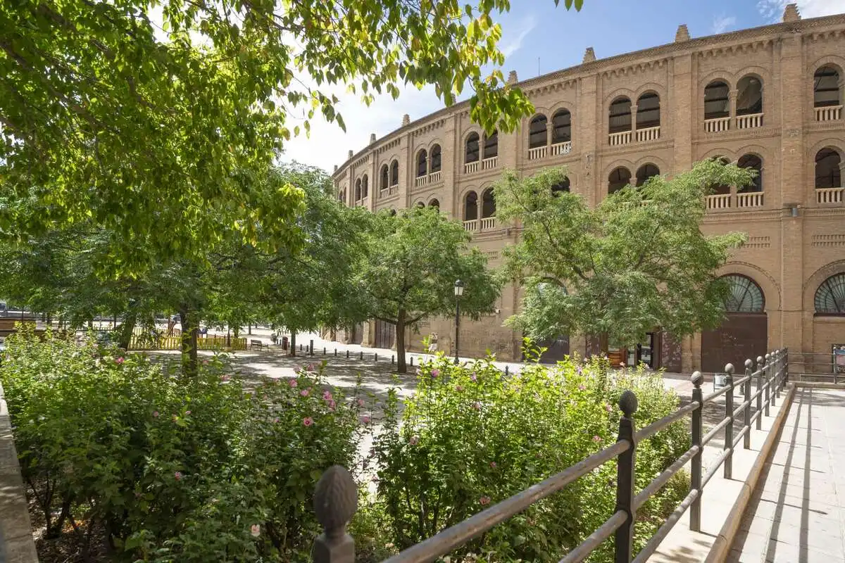 Vista exterior de Pis en venda en Granada amb Moblat i Balcó