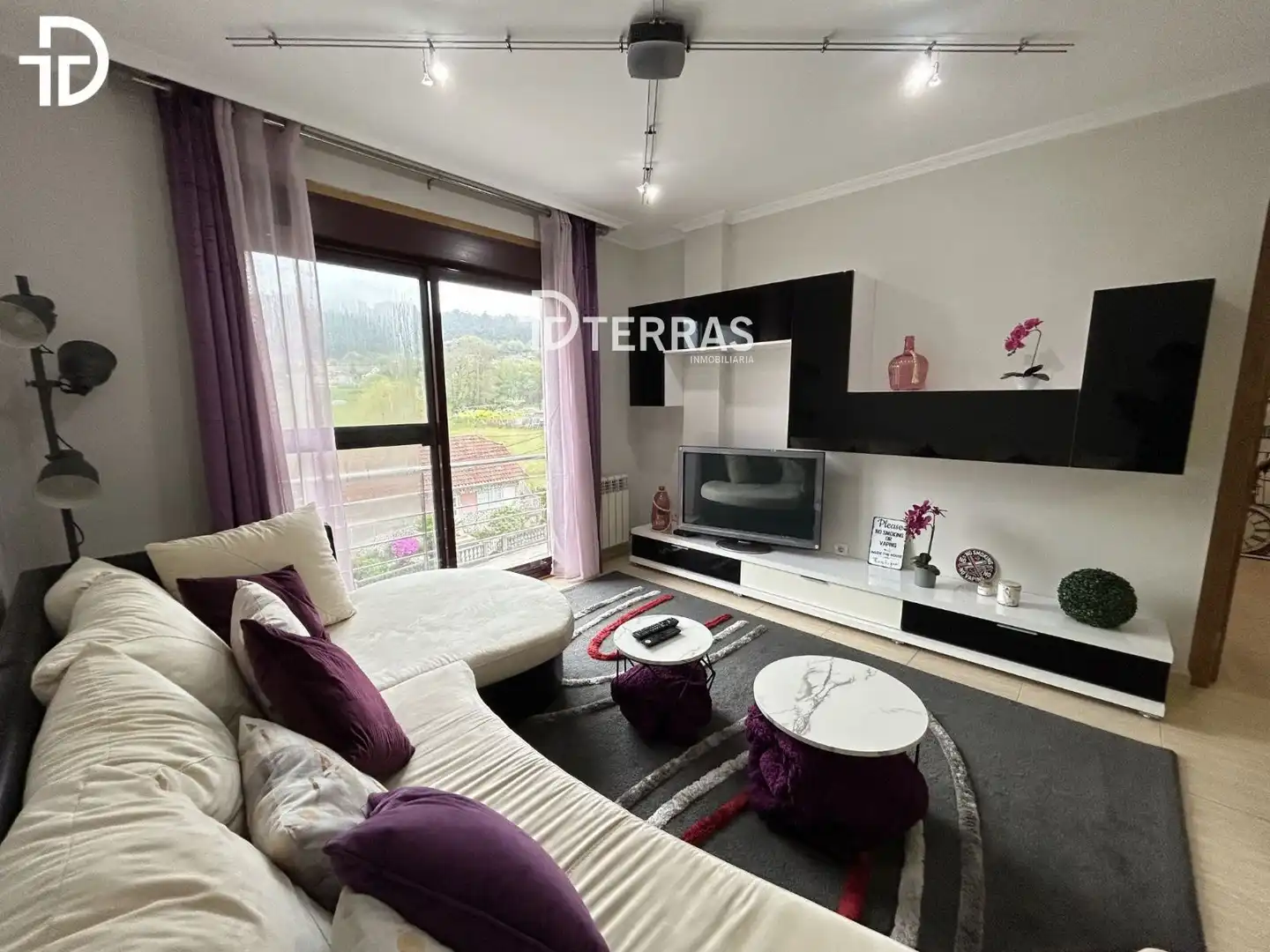 Sala de estar de Piso en venta en Poio con Calefacción, Trastero y Amueblado