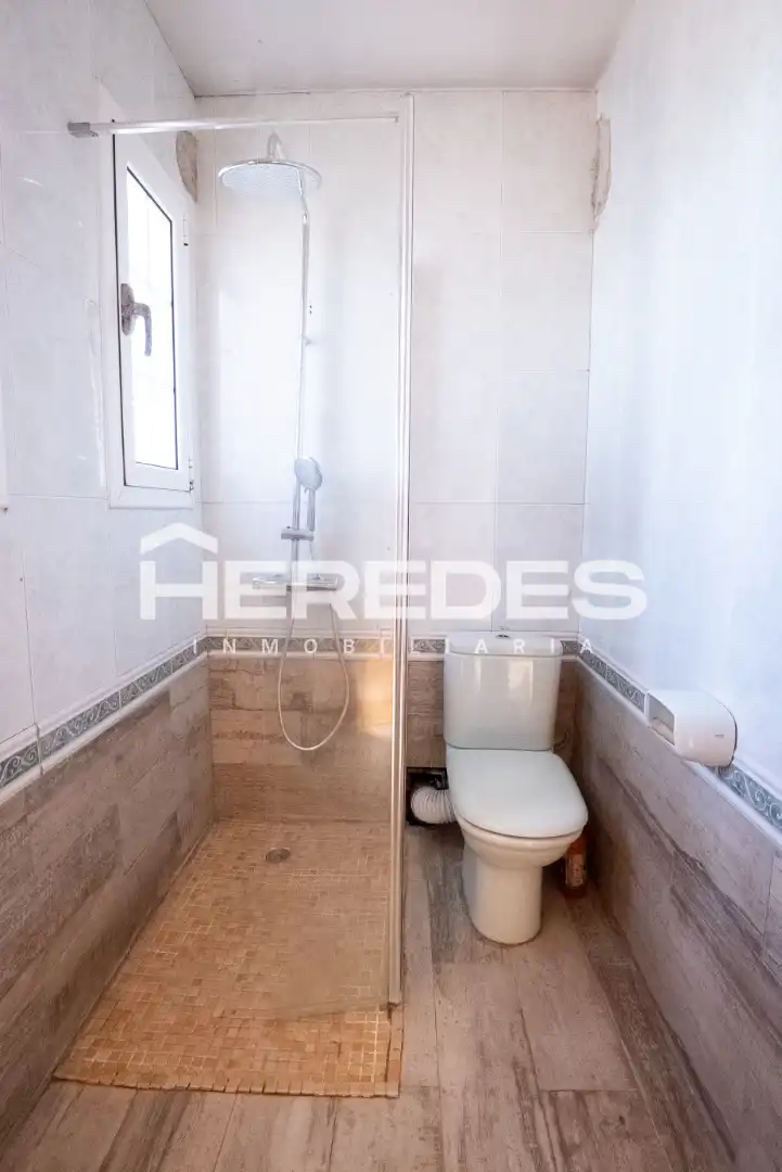 Baño de Casa o chalet en venta en Torrelles de Llobregat con Calefacción, Jardín privado y Terraza