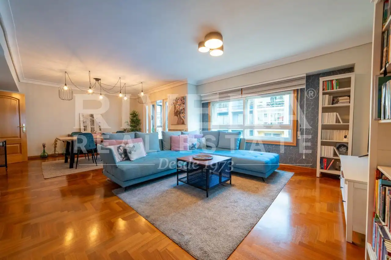 Sala de estar de Piso en venta en Vigo  con Calefacción, Parquet y Terraza