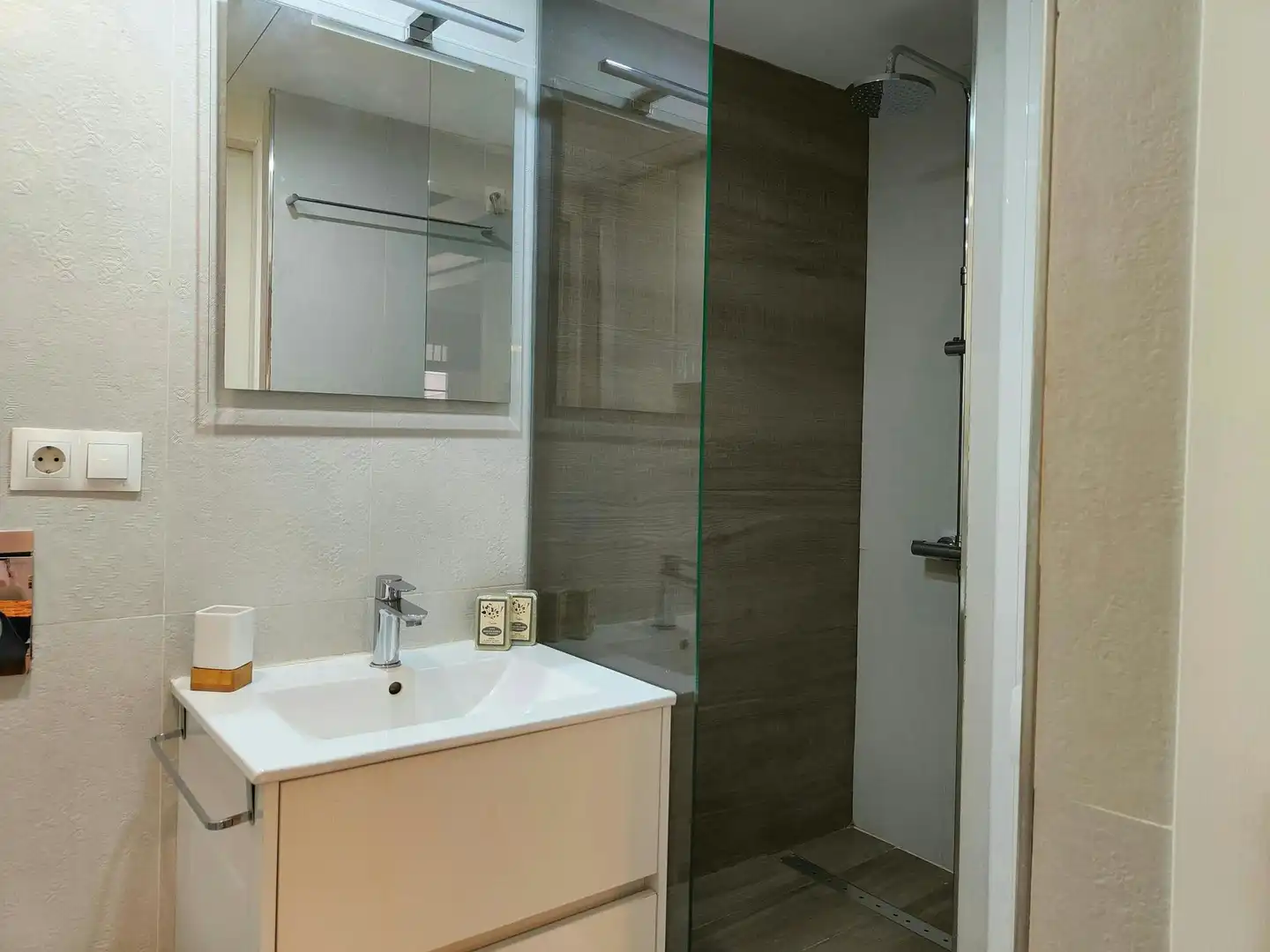 Bathroom of Flat for rent in Barcelona  with Air Conditioner, Heating and Washing machine