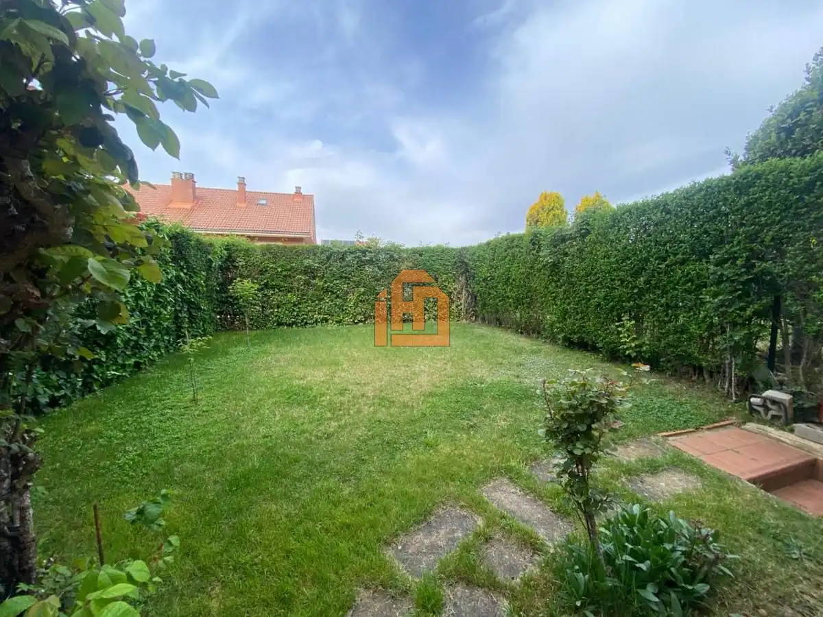 Garden of Houses for sale in Sariegos  with Heating and Parquet flooring