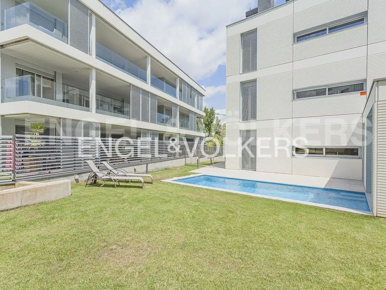 Swimming pool of Attic for sale in Sant Cugat del Vallès  with Air Conditioner, Heating and Private garden