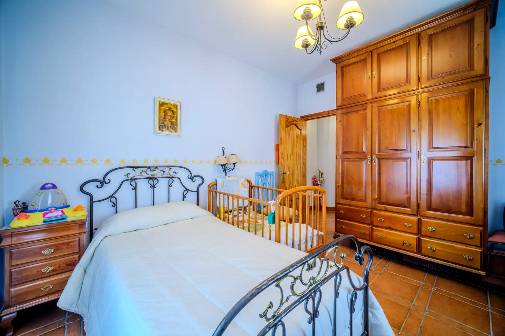 Dormitori de Casa o xalet en venda en Montequinto amb Jardí privat, Terrassa i Moblat