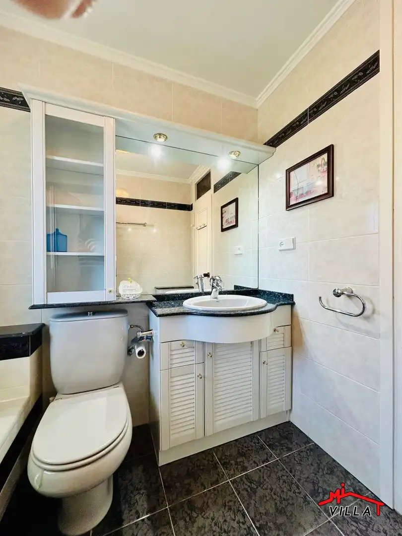 Baño de Piso en venta en Laredo con Calefacción, Terraza y Amueblado