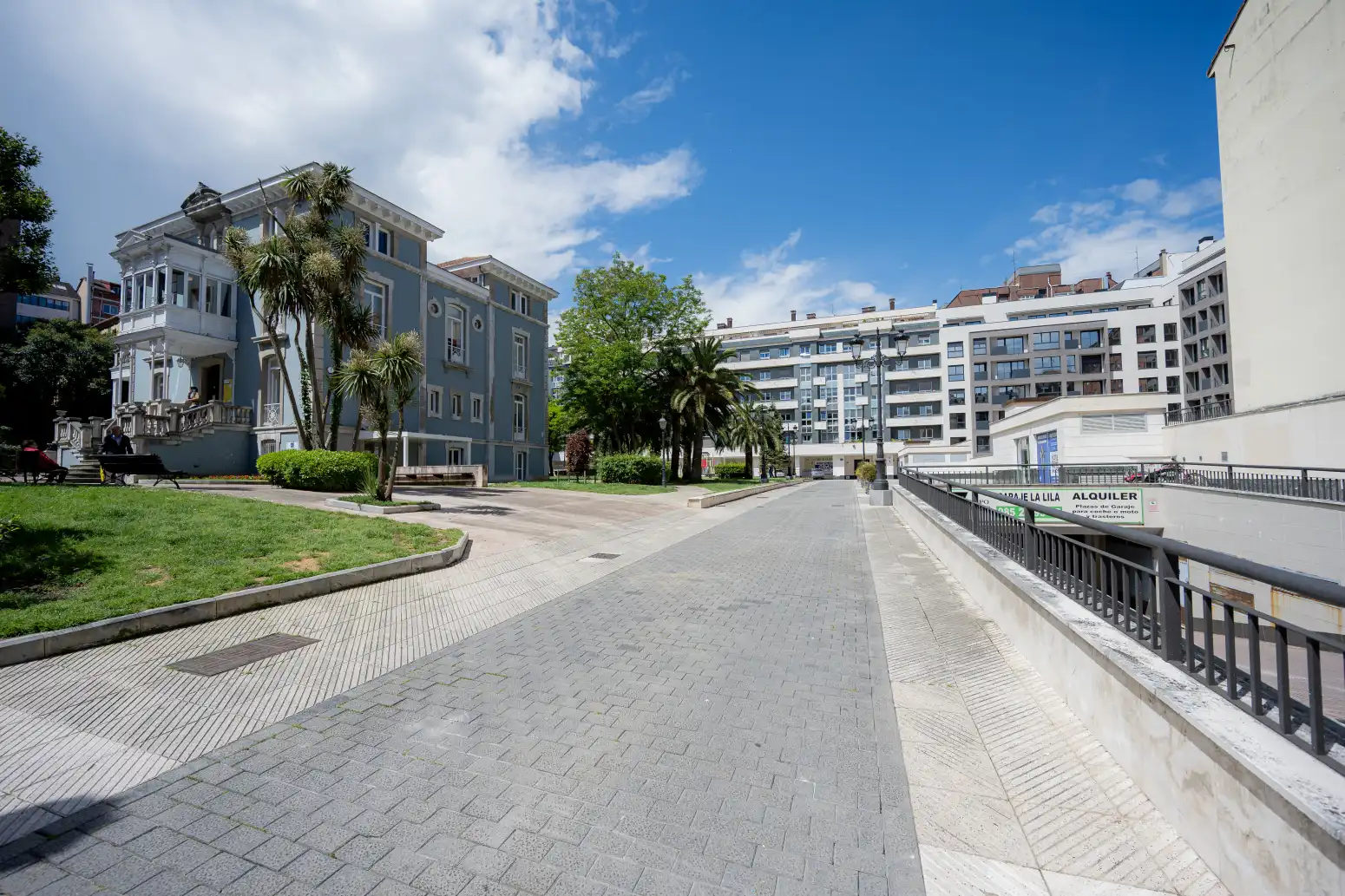 Außenansicht von Wohnung zum Verkauf in Oviedo  mit Heizung, Privatgarten und Abstellraum