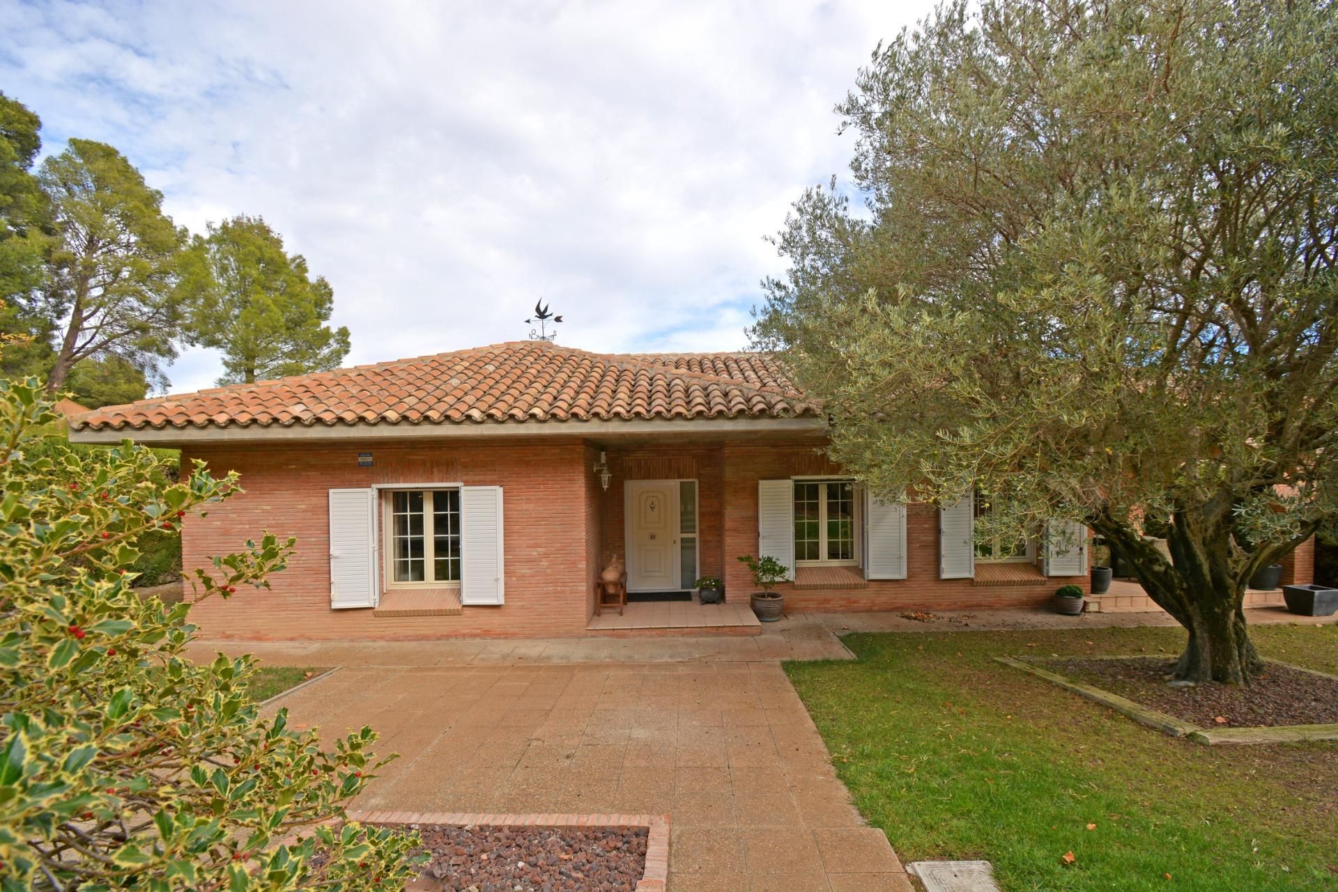 Vista exterior de Casa o xalet en venda en Zuera amb Aire condicionat, Calefacció i Jardí privat