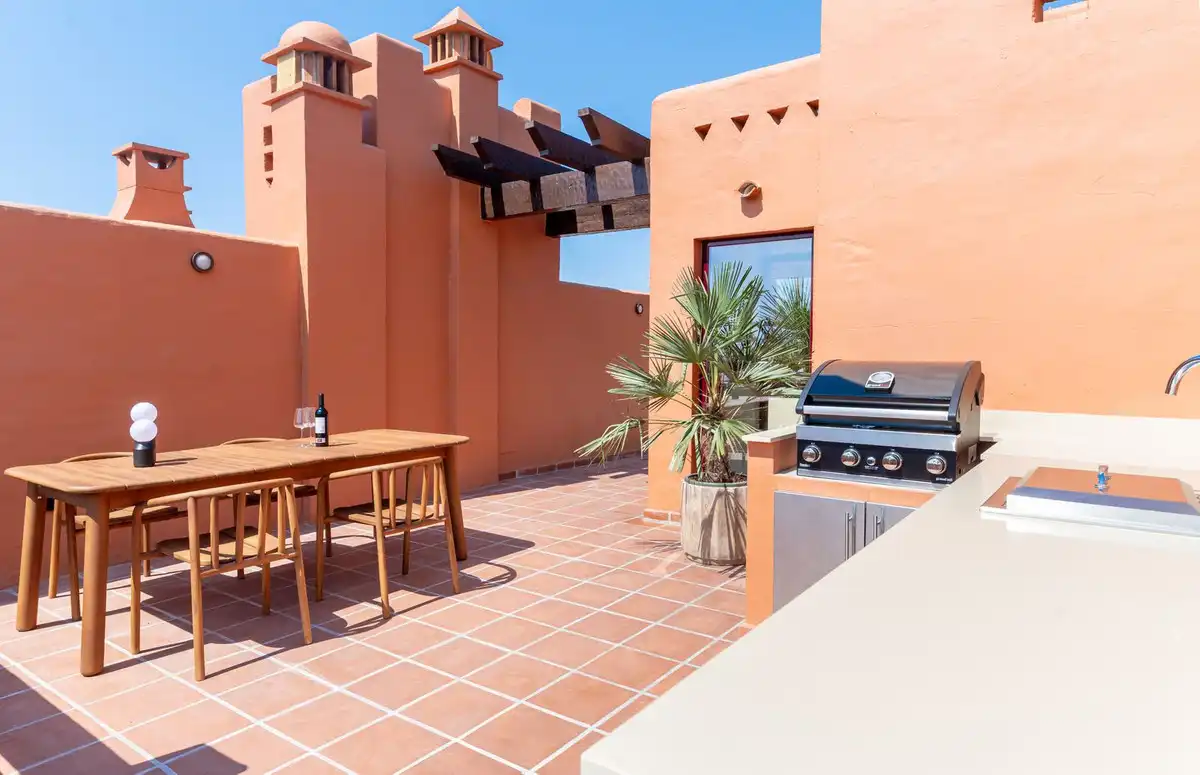 Terrasse von Einfamilien-Reihenhaus zum Verkauf in Marbella mit Klimaanlage, Privatgarten und Terrasse