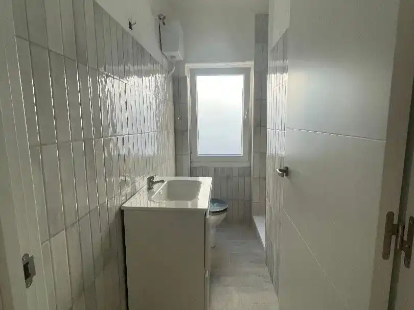 Badezimmer von Einfamilien-Reihenhaus zur Miete in Granada mit Abstellraum und Möbliert