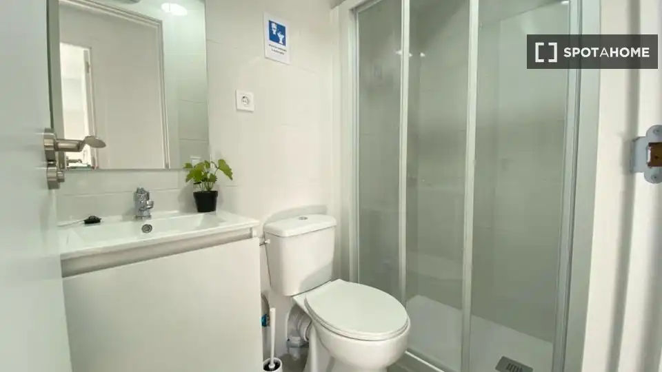 Baño de Piso de alquiler en Madrid con Aire acondicionado, Calefacción y Amueblado