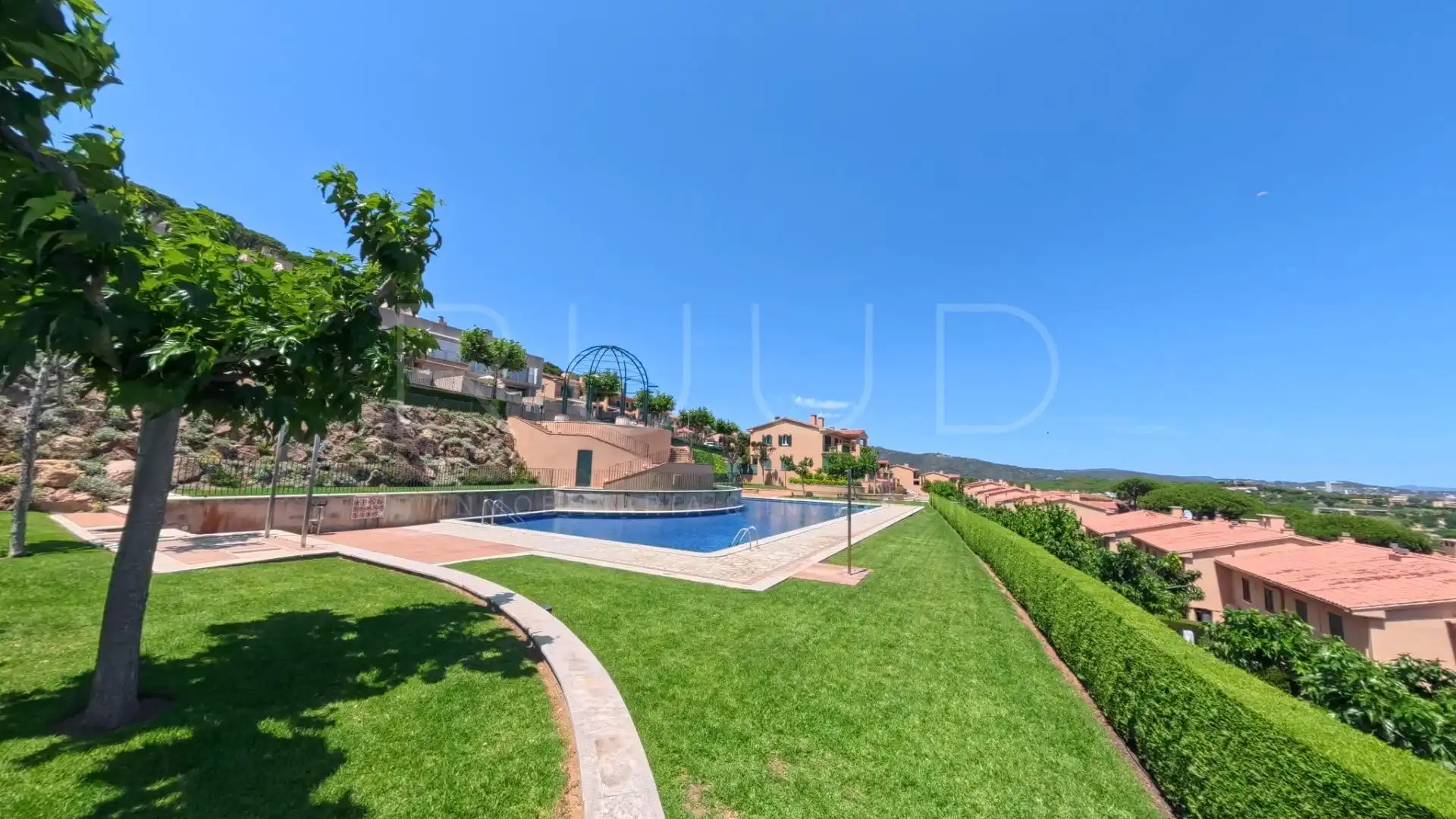 Schwimmbecken von Einfamilien-Reihenhaus zur Miete in Sant Feliu de Guíxols mit Klimaanlage, Heizung und Privatgarten
