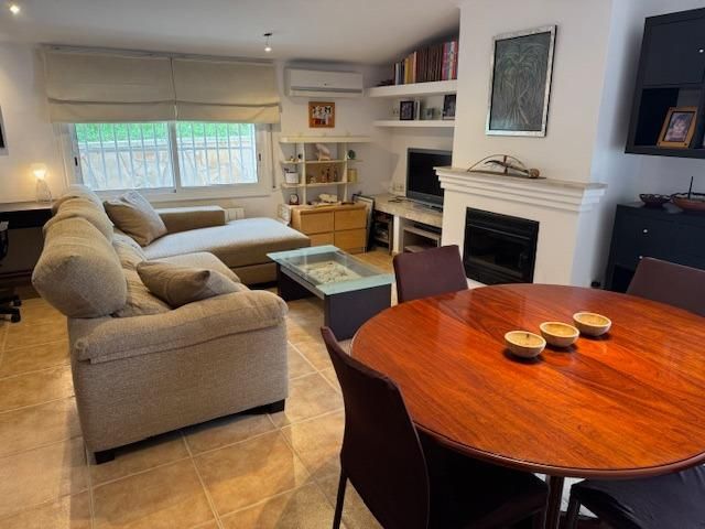 Sala d'estar de Casa o xalet en venda en Esparreguera amb Aire condicionat, Terrassa i Traster