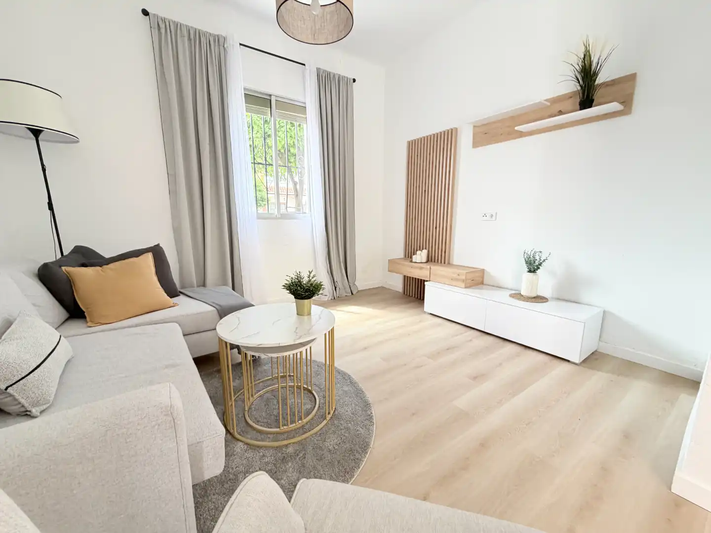 Sala de estar de Casa o chalet en venta en Bormujos con Parquet y Terraza