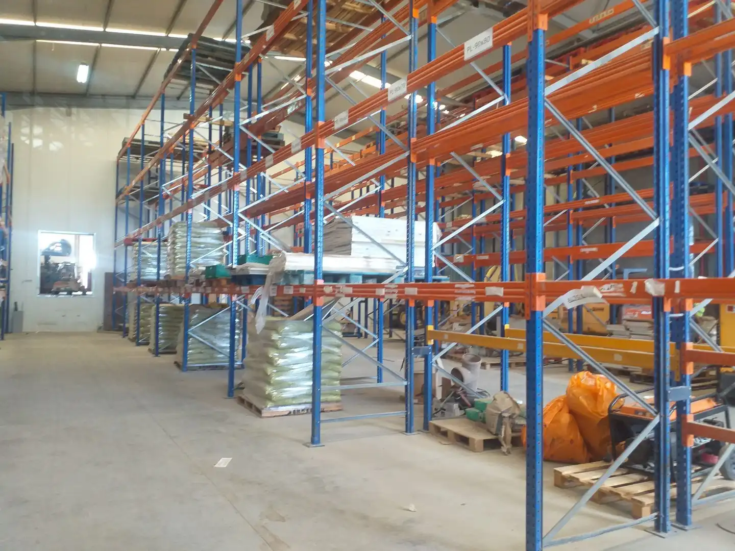Industrial buildings for rent in Arona