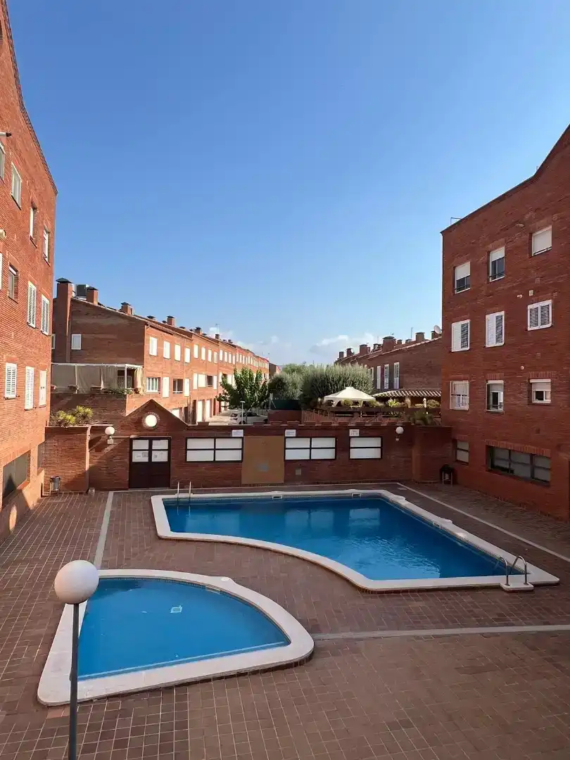 Piscina de Casa adosada en venta en Sabadell con Aire acondicionado, Piscina y Balcón