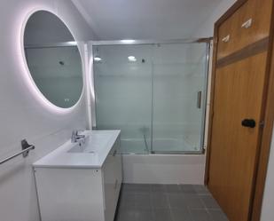 Bathroom of Flat to rent in  Valencia Capital  with Air Conditioner and Balcony