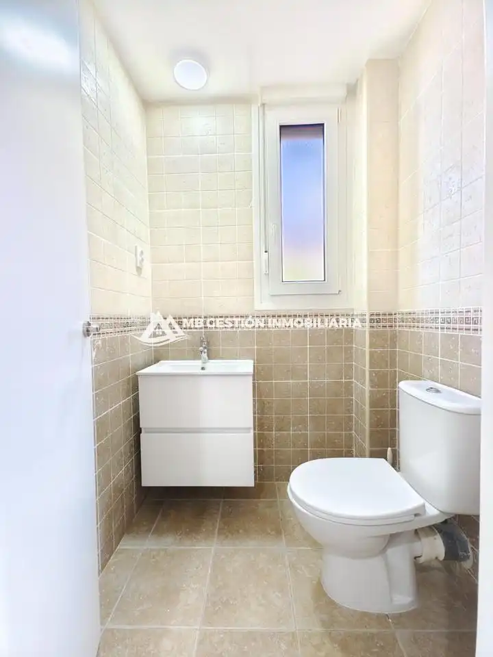 Baño de Casa adosada en venta en Fuenlabrada con Aire acondicionado, Calefacción y Jardín privado